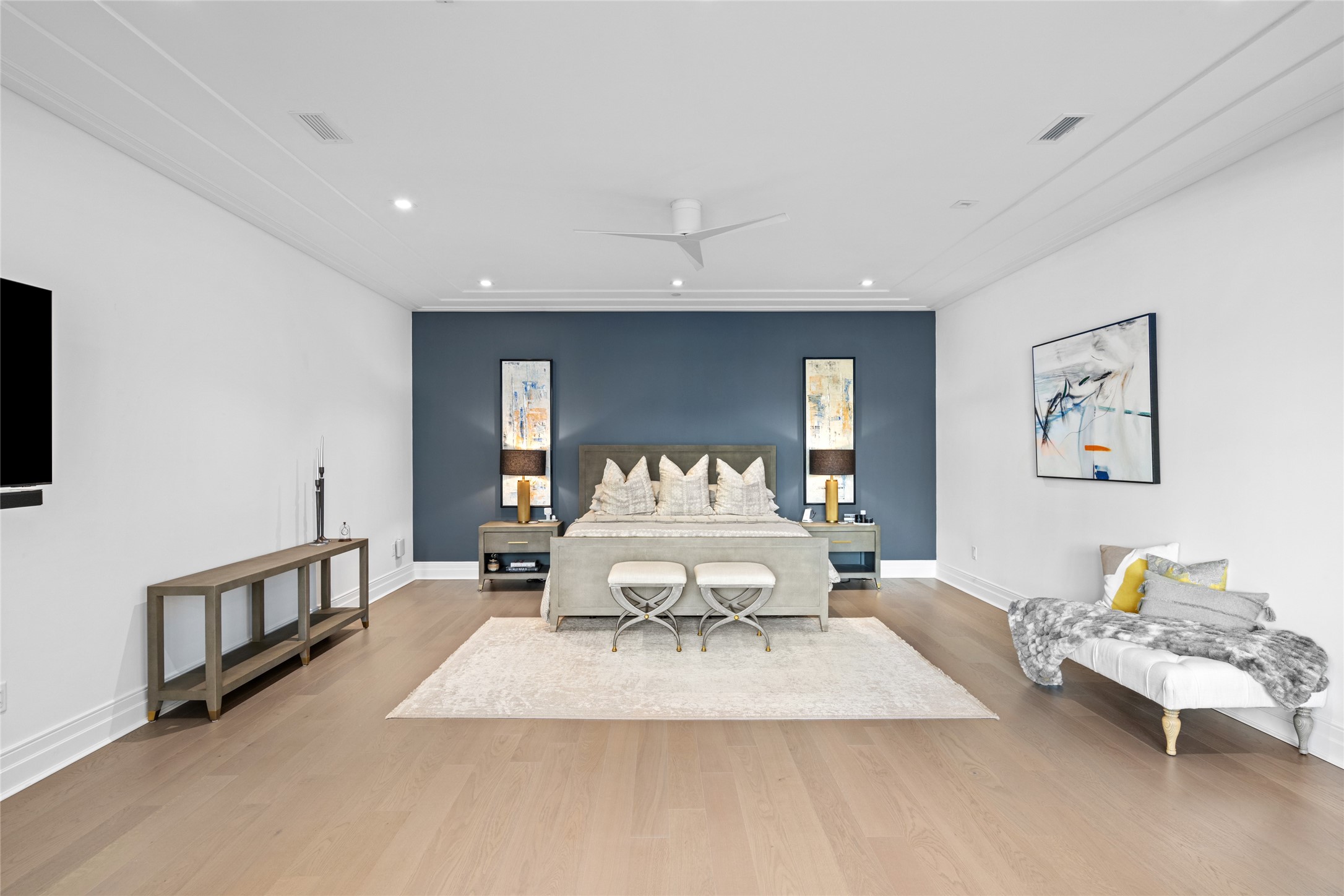 6017 Memorial Drive, Unit 202 Houston, TX 77007 - Photo 12 of 36 This wonderfully proportioned bedroom wrapped with 7” decorative baseboards and accented by “Wall Street” paint, gives relaxation a lavish new look.