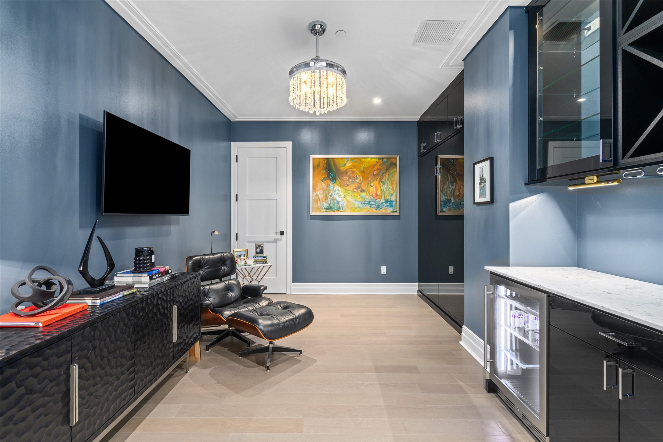 6017 Memorial Drive, Unit 202 Houston, TX 77007 - Photo 23 of 36 Finished with black lacquer cabinetry, a built-in bar and wine cooler, and a beverage cooler, plus a murphy bed, the flex room is where versatility meets class.