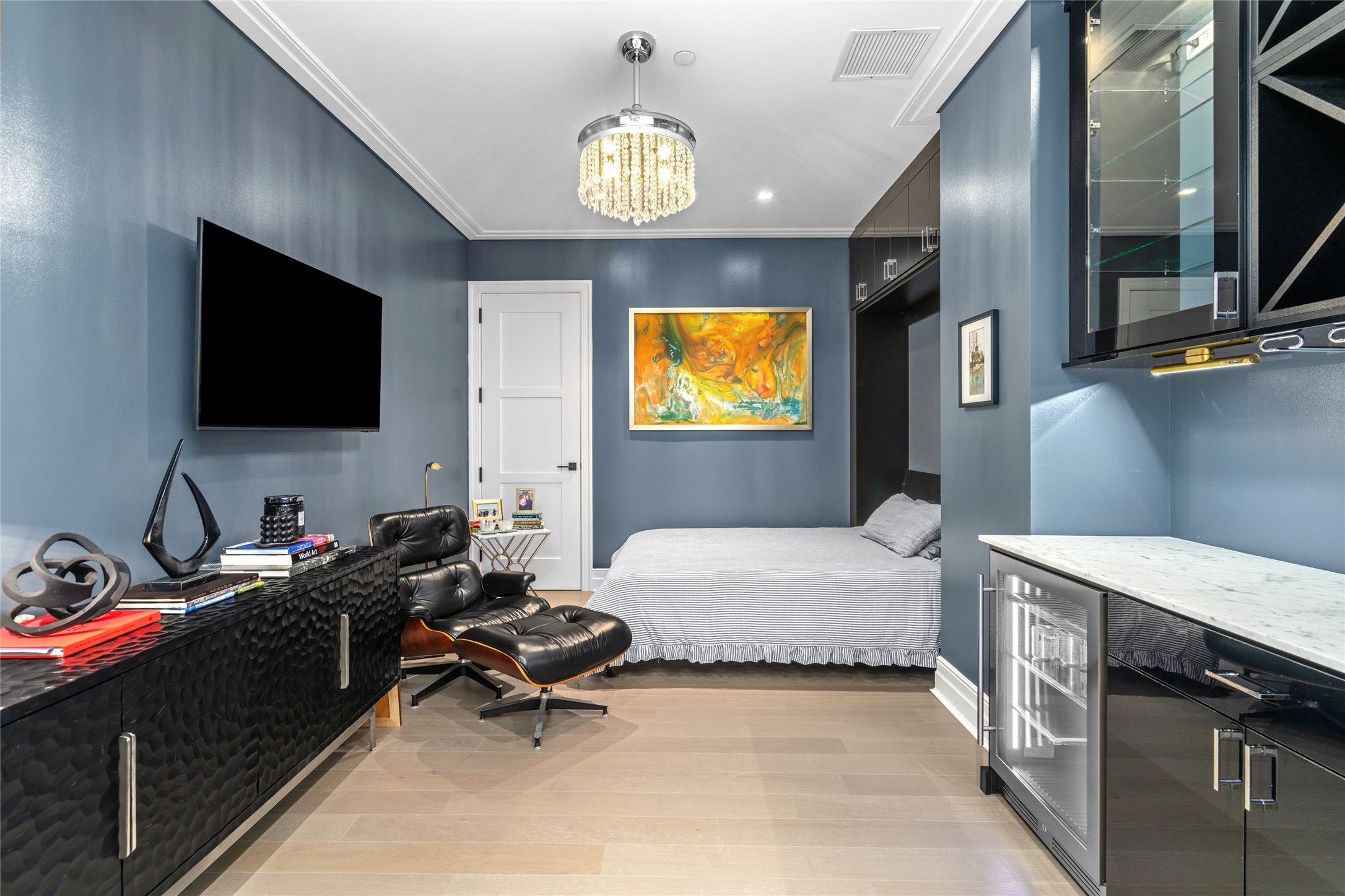 6017 Memorial Drive, Unit 202 Houston, TX 77007 - Photo 24 of 36 The flex room is the perfect accommodation for any guest to live the luxurious life of unit 202. One could also configure this room as a home office or whatever suits your needs.