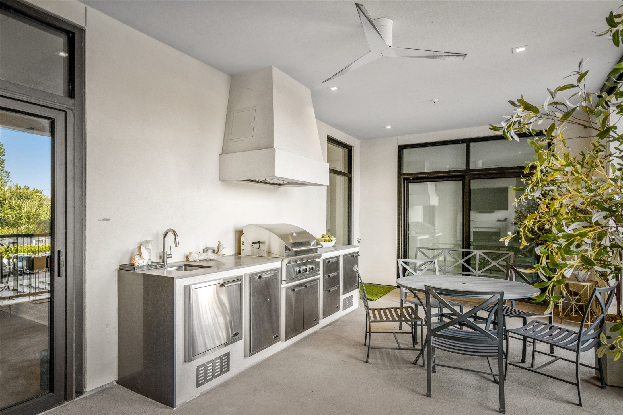 6017 Memorial Drive, Unit 202 Houston, TX 77007 - Photo 30 of 36 This space is expertly equipped with a built-in grill with rotisserie option, accompanied by exceptional storage capacity – This outdoor kitchen is a chef's paradise.