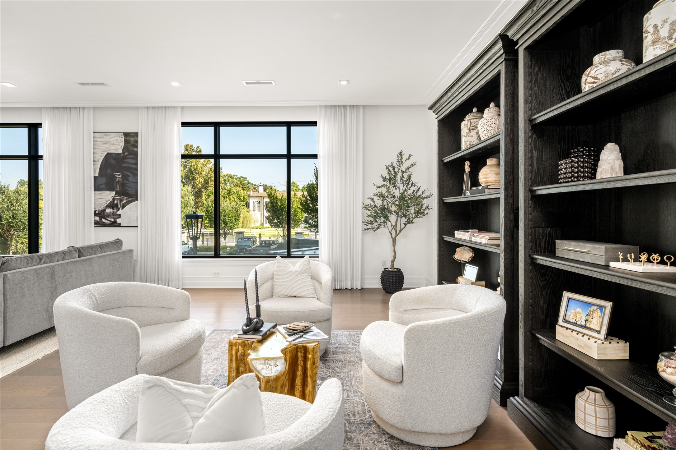 6017 Memorial Drive, Unit 202 Houston, TX 77007 - Photo 4 of 36 Adjacent to the living room is a seating area to enjoy your morning coffee and the view. This versatile space could also be utilized as an extension of your living area or possibly a breakfast/more casual dining setting.