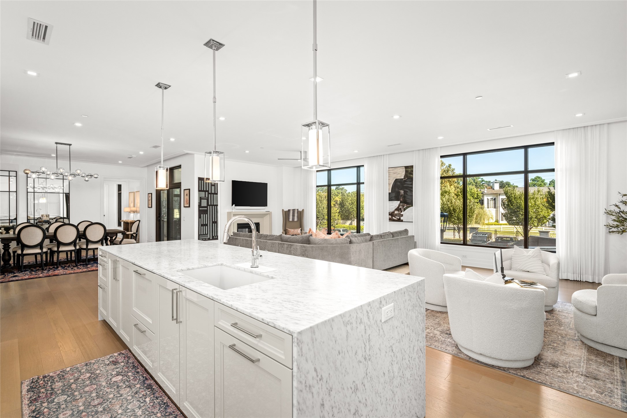 6017 Memorial Drive, Unit 202 Houston, TX 77007 - Photo 7 of 36 Imagine serving guests and cooking up your favorite recipes while they lounge in the living room cozied up by the gas log fireplace.