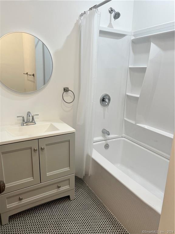 250 Willow Street, Unit 2 New Haven, CT 06511 - Photo 15 of 25 a bathroom with a tub sink and mirror