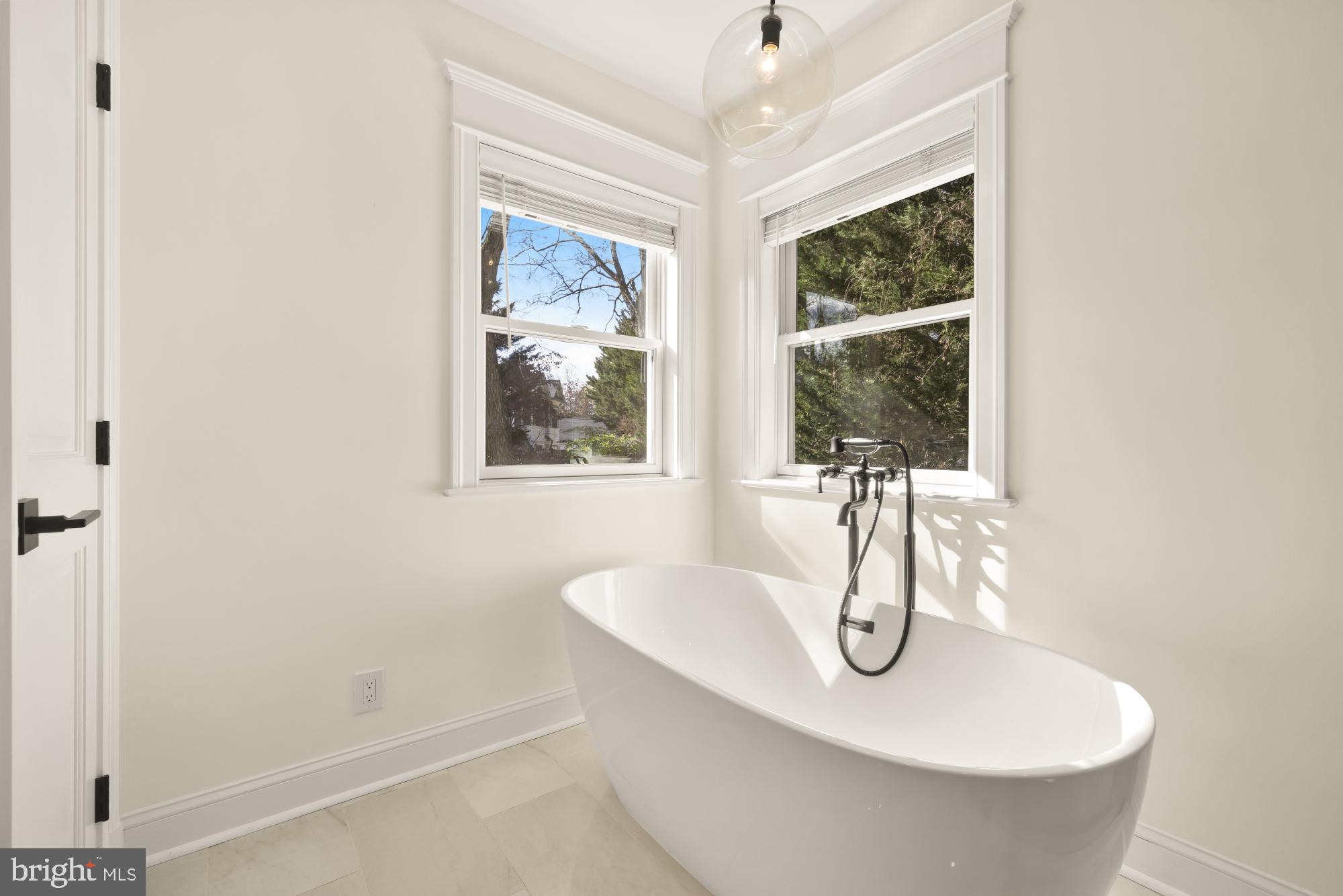 4609 Glenbrook Parkway Bethesda, MD 20814 - Photo 31 of 62 SOAKING TUB