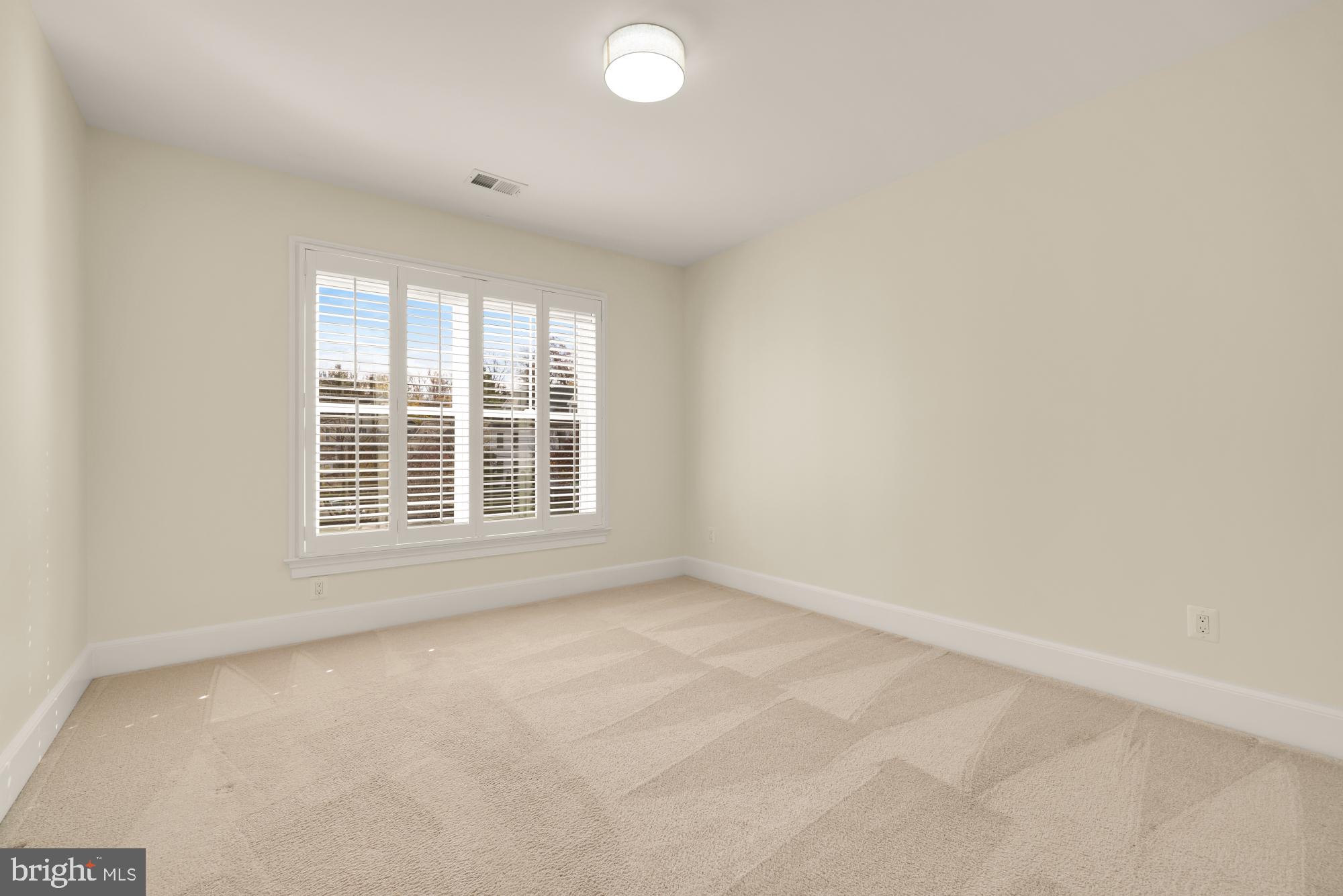 4609 Glenbrook Parkway Bethesda, MD 20814 - Photo 45 of 62 an empty room with a window