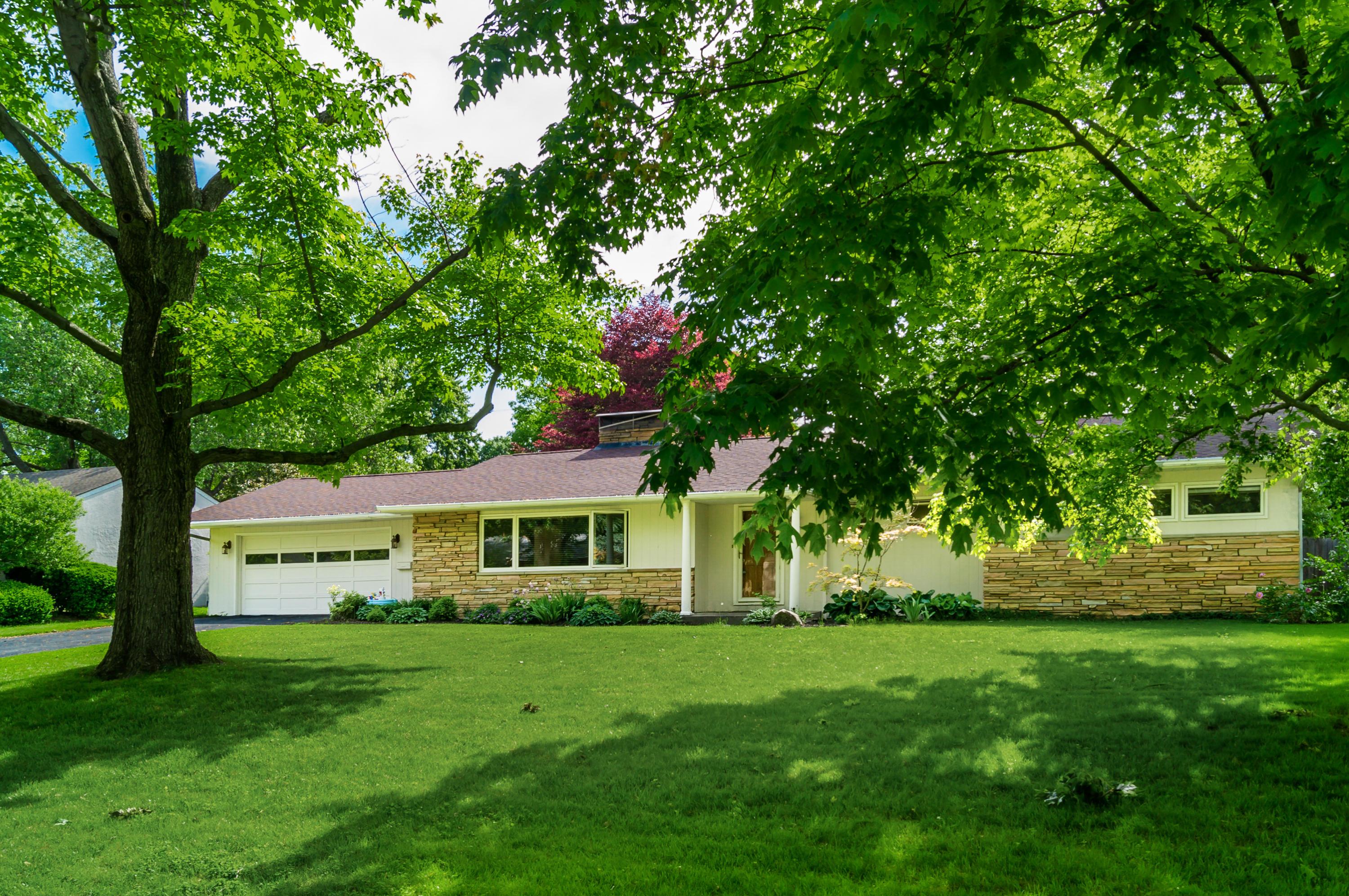 3868 Chevington Road Columbus, OH 43220 - Photo 2 of 32