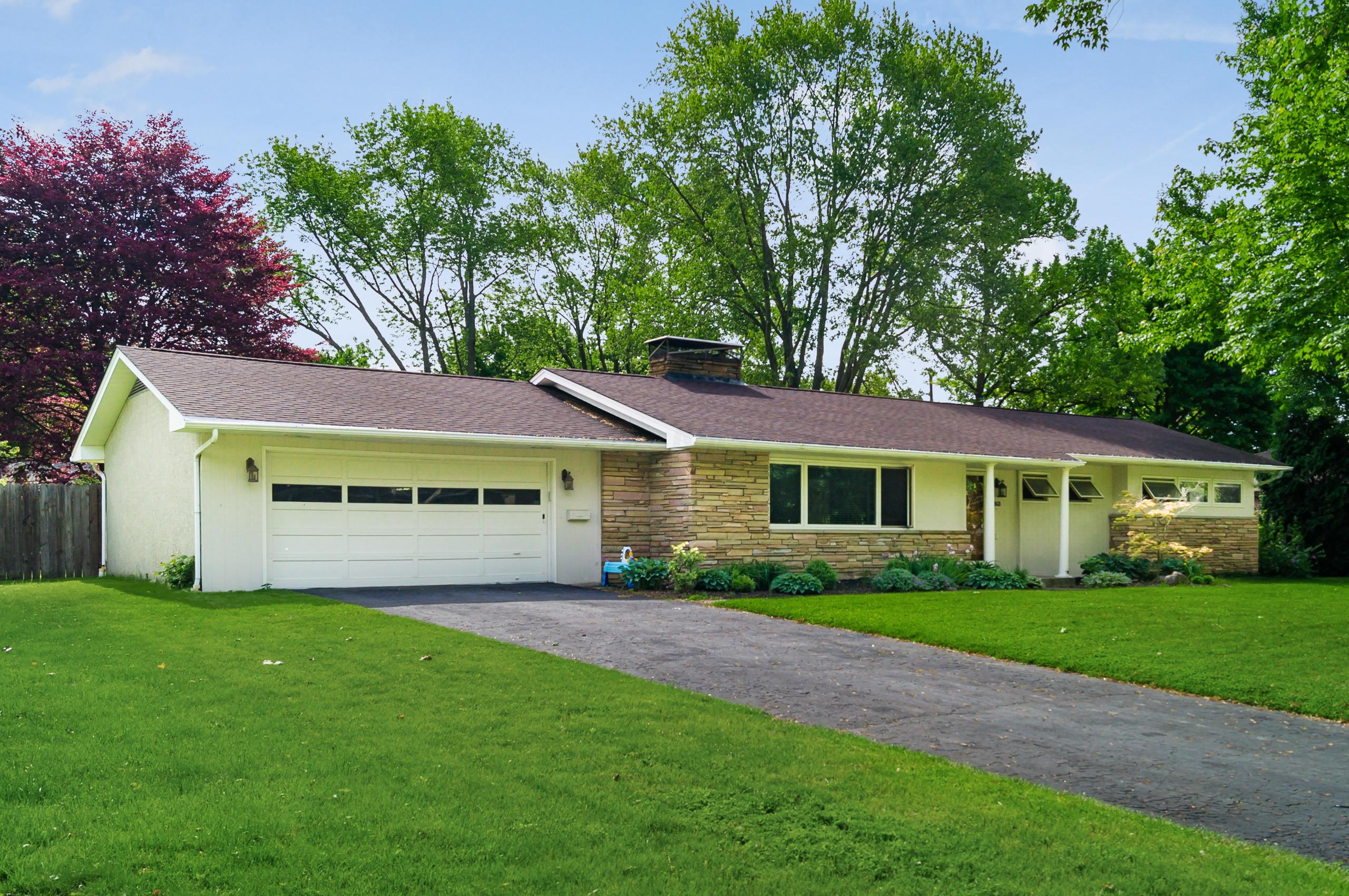 3868 Chevington Road Columbus, OH 43220 - Photo 3 of 32