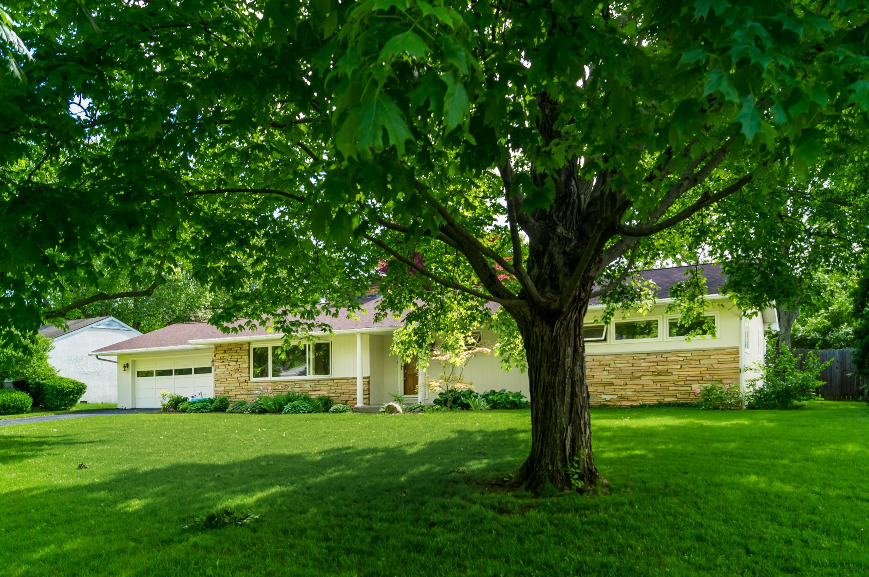 3868 Chevington Road Columbus, OH 43220 - Photo 4 of 32