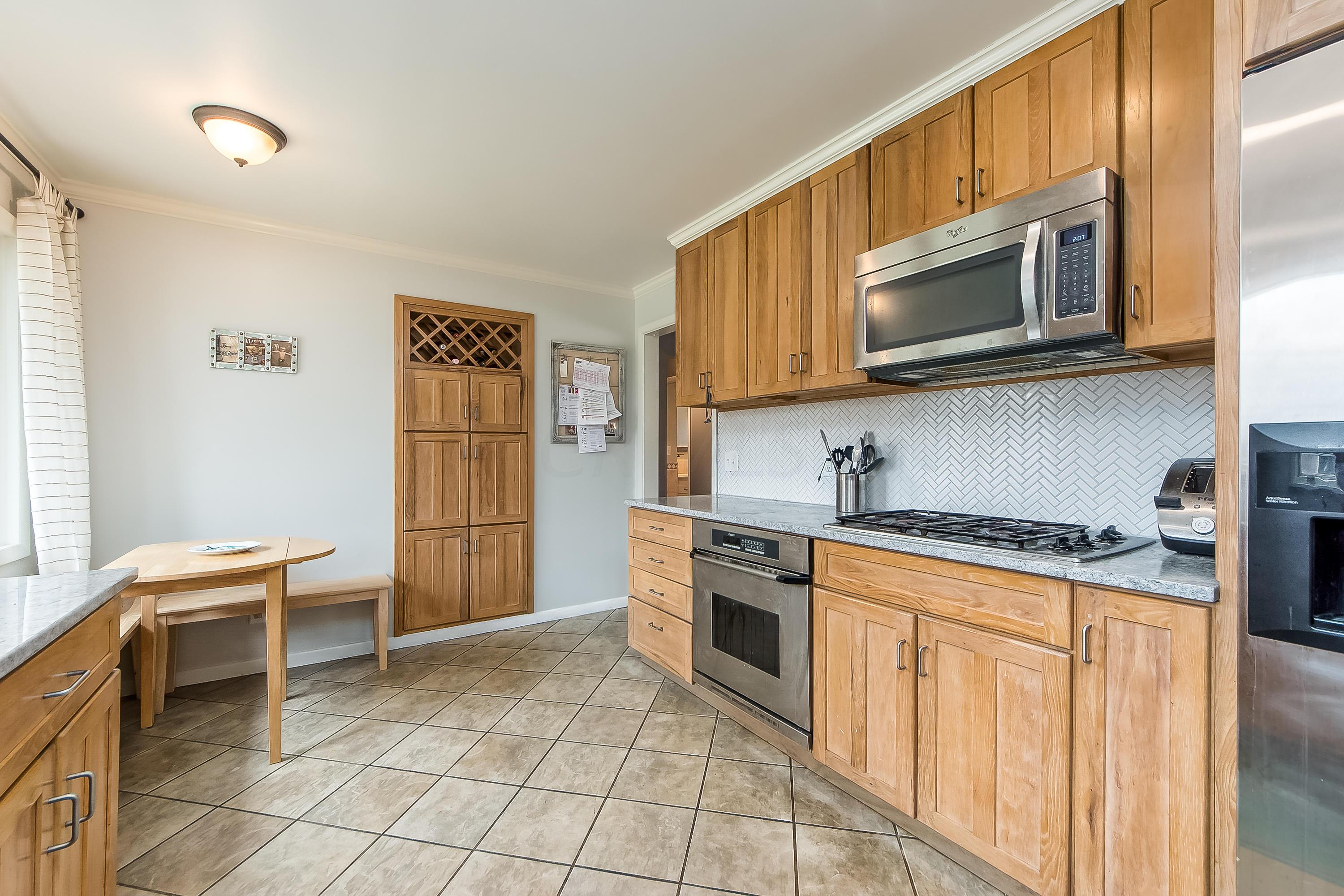 3868 Chevington Road Columbus, OH 43220 - Photo 9 of 32