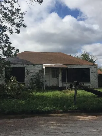 a view of a yard in front of house