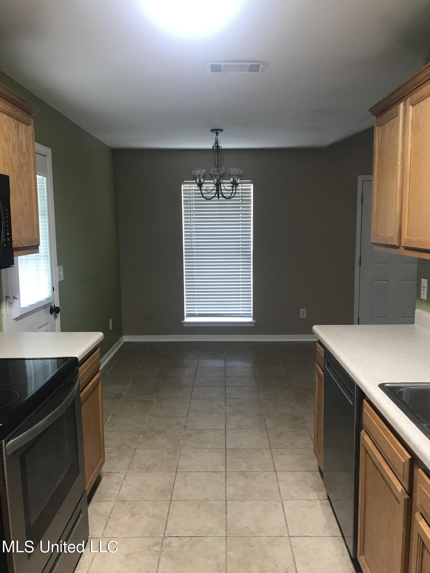 321 Evergreen Way Brandon, MS 39047 - Photo 5 of 17 321 Kit into dining