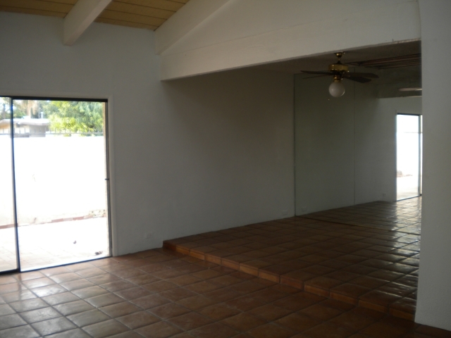 3243 North 38th Street, Unit 11 Phoenix, AZ 85018 - Photo 2 of 7 Living Room
