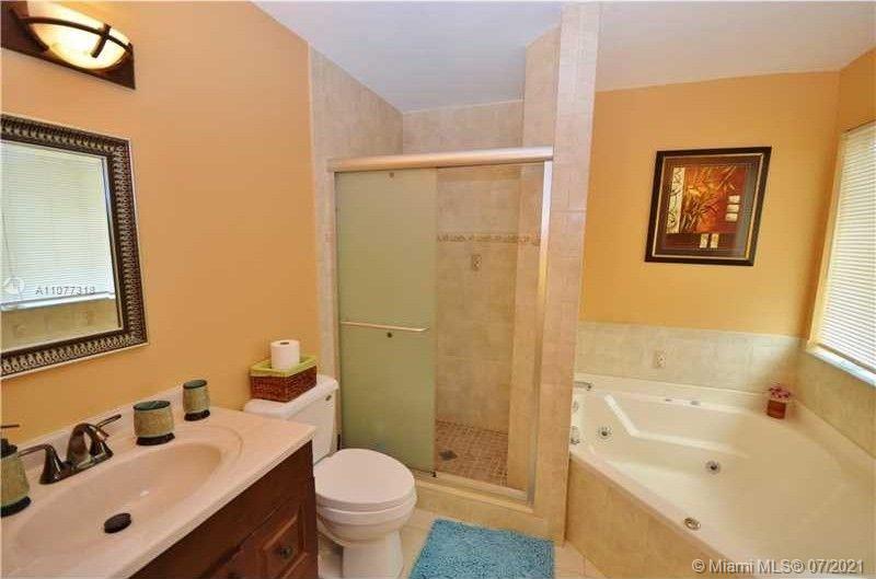 11352 Roundelay Road Cooper City, FL 33026 - Photo 18 of 30 a bathroom with a sink mirror toilet and bathtub