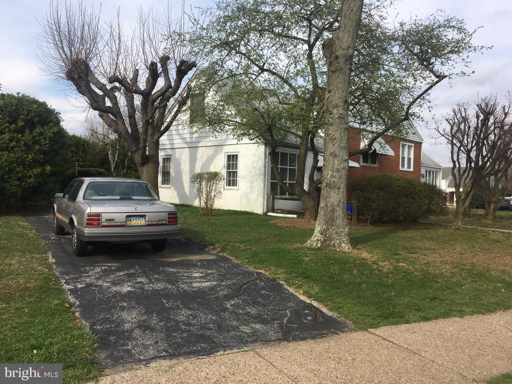 820 East Cathedral Road Philadelphia, PA 19128 - Photo 2 of 4 Gallery Image 2