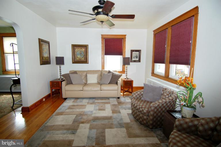 5547 Ashbourne Road Halethorpe, MD 21227 - Photo 10 of 16 Living Room