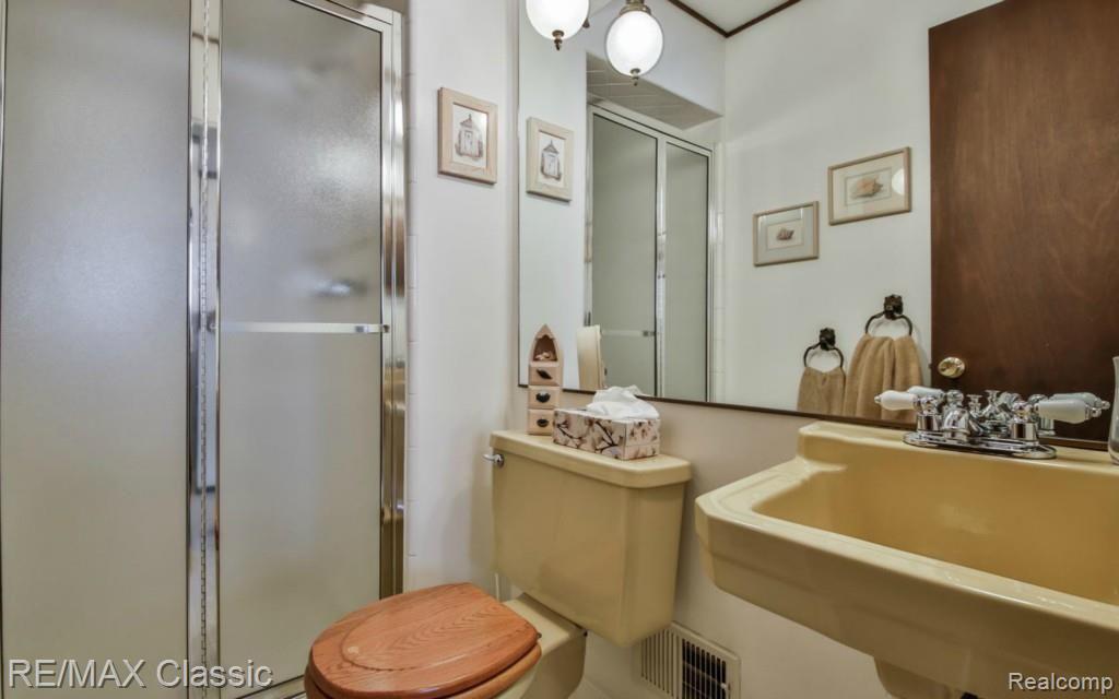 5979 Wedgewood Road Canton, MI 48187 - Photo 21 of 24 Bathroom #2