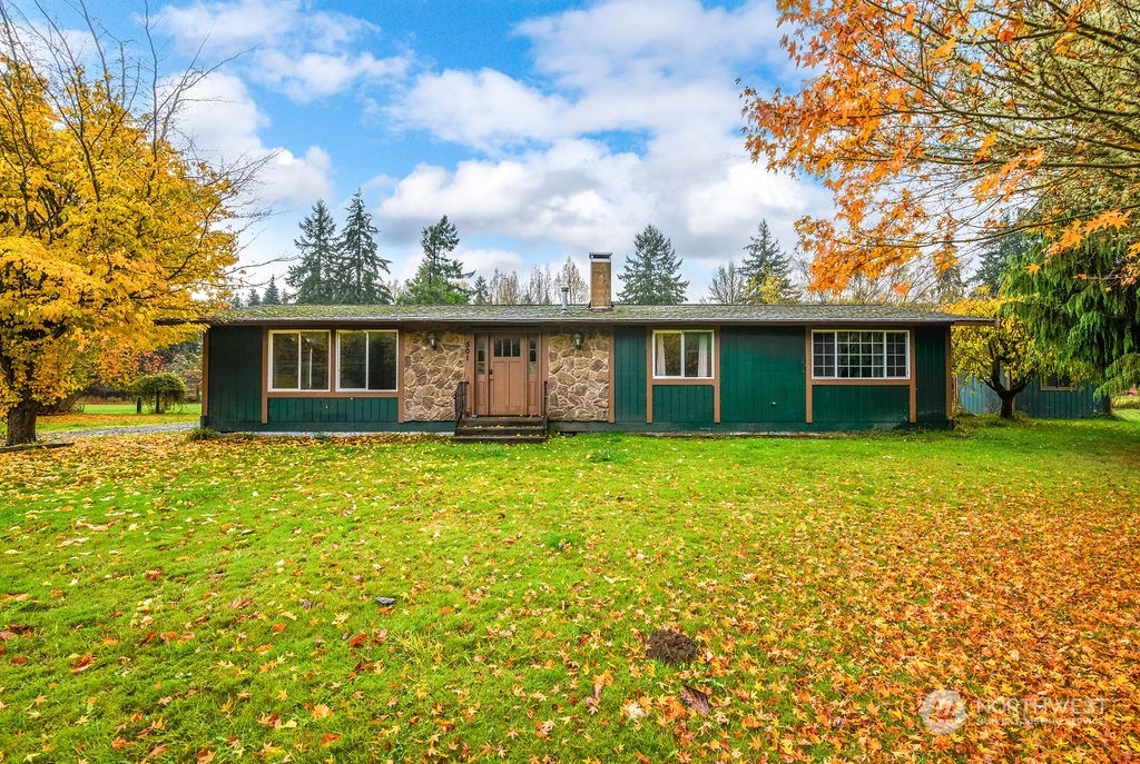 501 River Road Chehalis, WA 98532 - Photo 2 of 27 a front view of a house with a garden