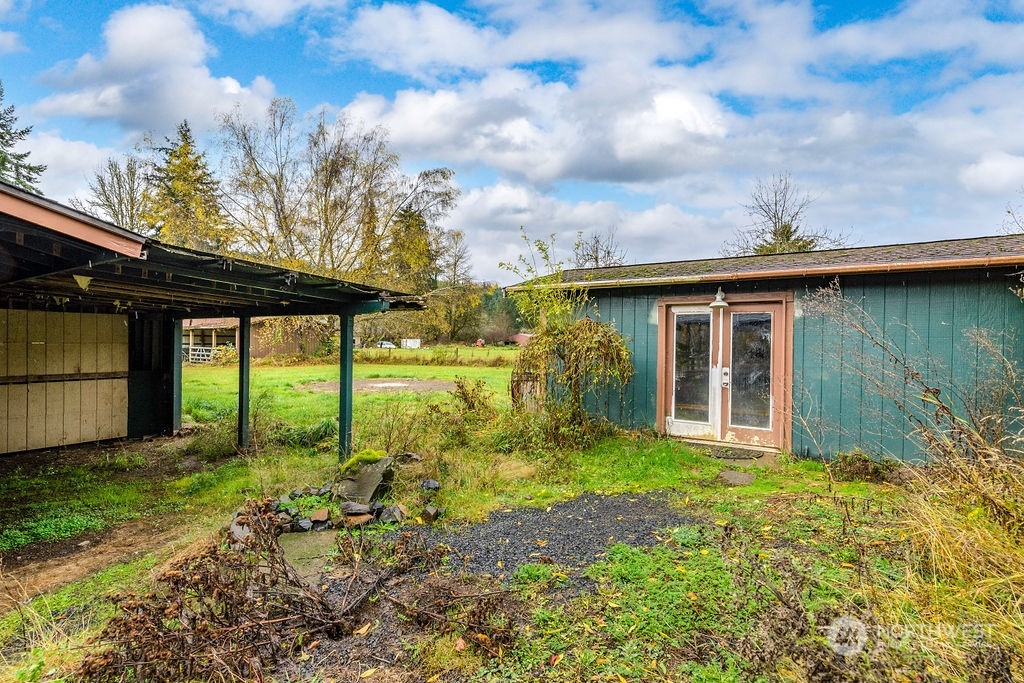 501 River Road Chehalis, WA 98532 - Photo 22 of 27 a backyard of a house with table and chairs