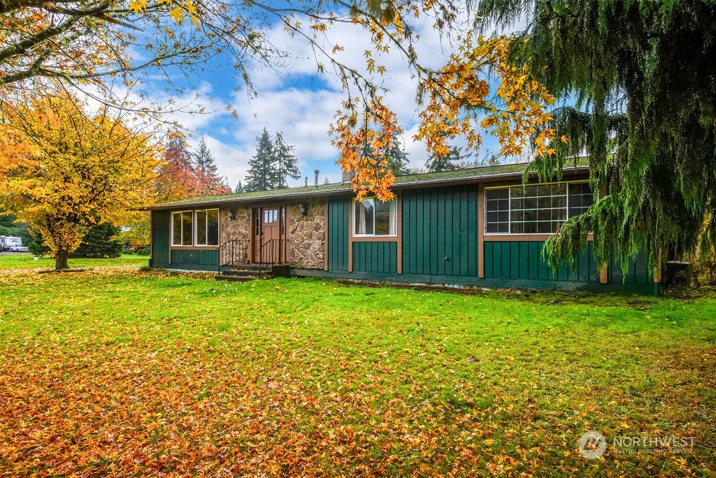 501 River Road Chehalis, WA 98532 - Photo 3 of 27 a view of a house with a garden