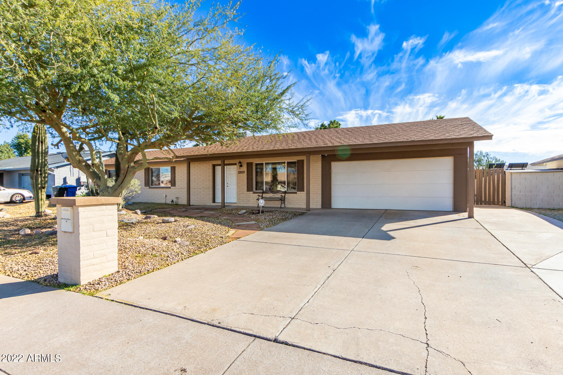 2209 West Utopia Road Phoenix, AZ 85027 - Photo 3 of 35 03- Utopia