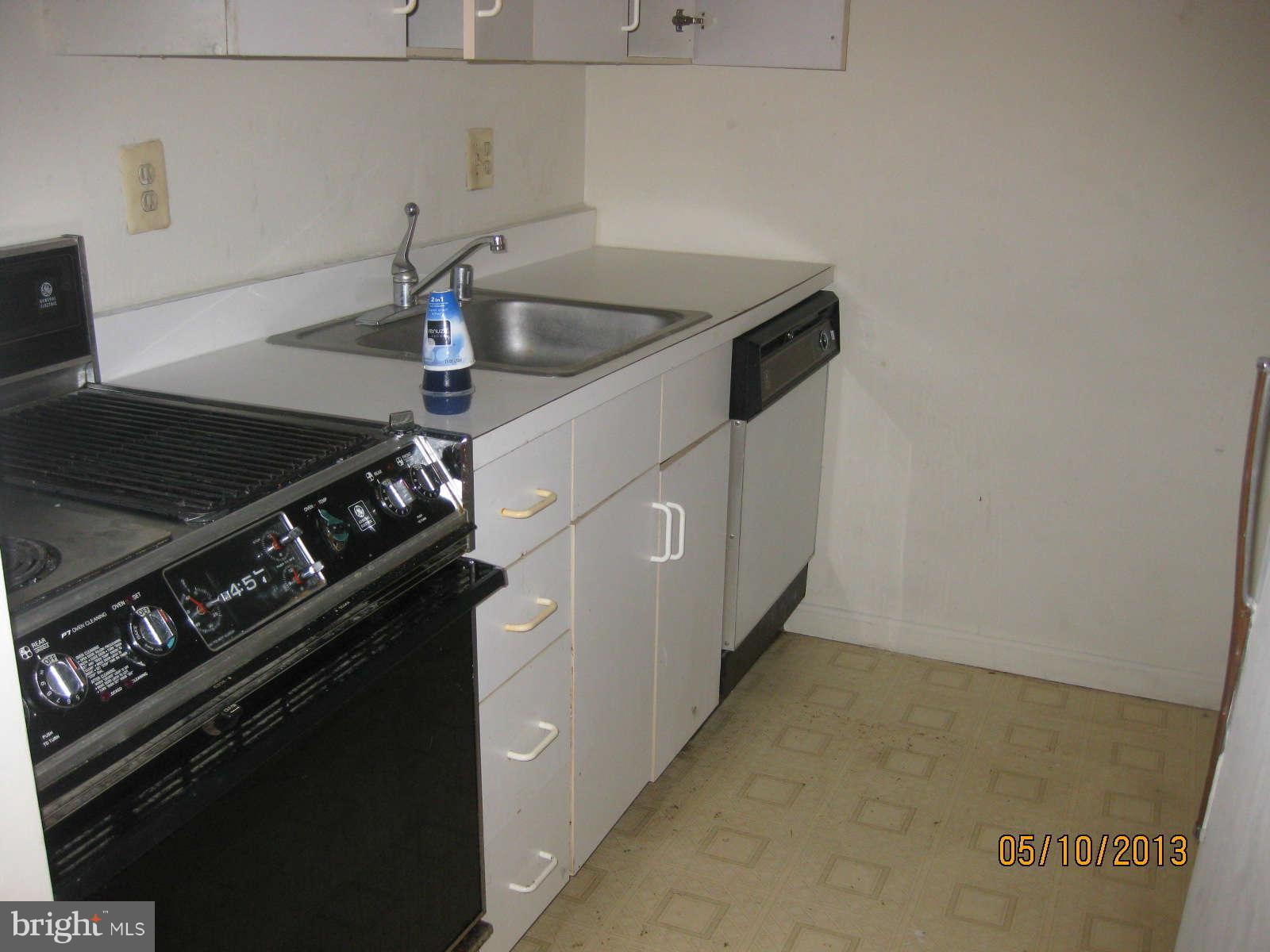 512 Charles Street, Unit R90 Baltimore, MD 21201 - Photo 5 of 10 a close view of stove top oven