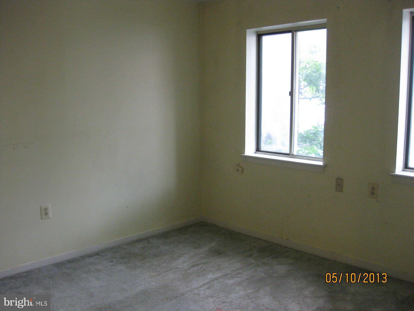 512 Charles Street, Unit R90 Baltimore, MD 21201 - Photo 7 of 10 an empty room with a window