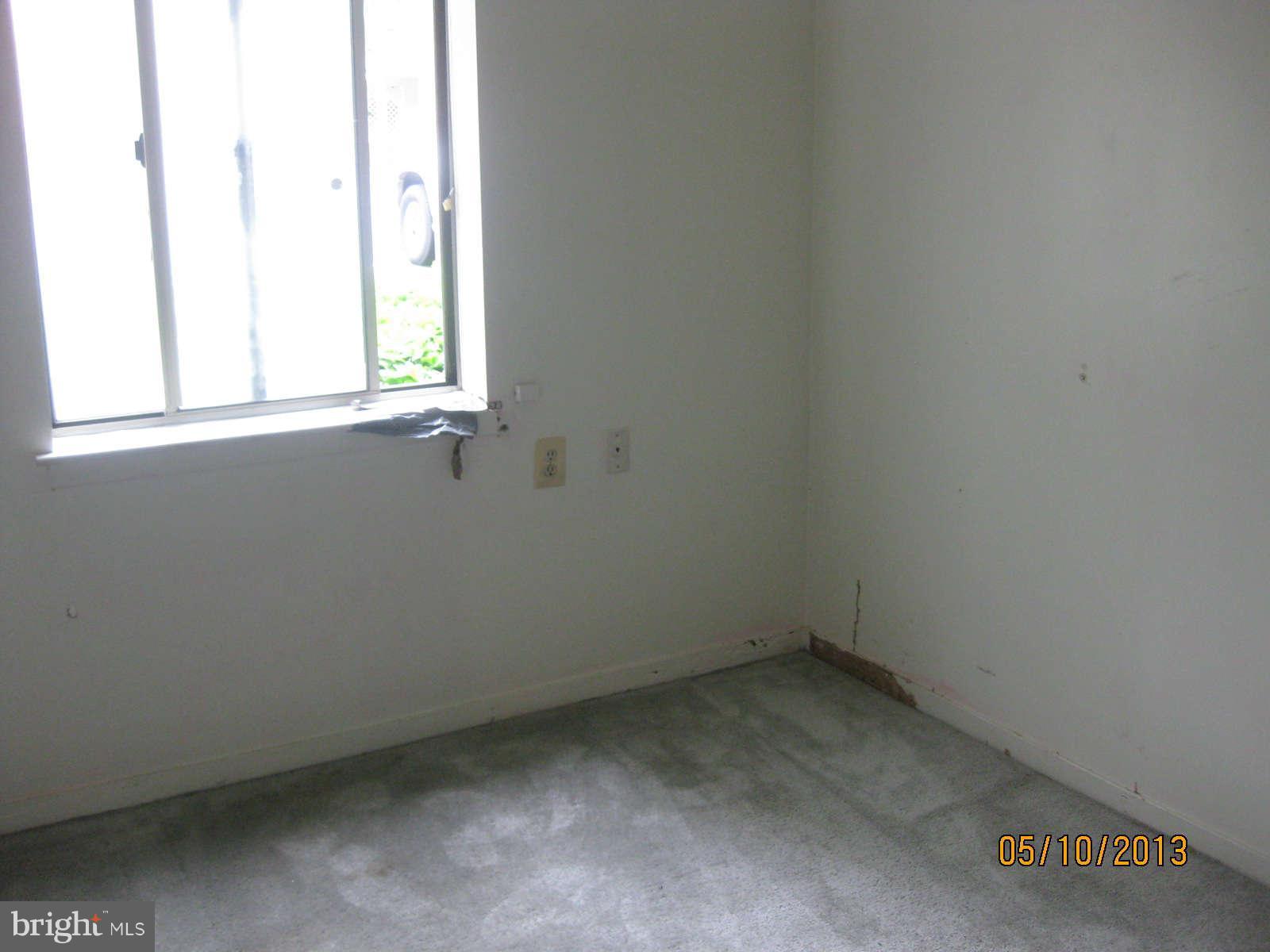512 Charles Street, Unit R90 Baltimore, MD 21201 - Photo 8 of 10 an empty room with a window