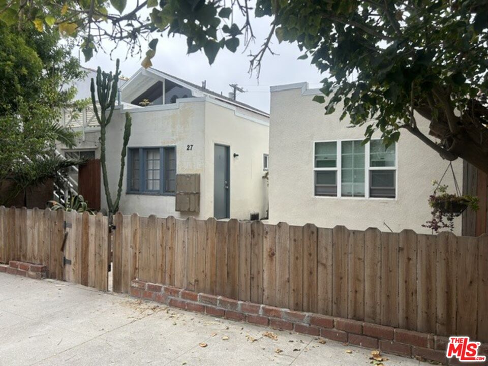 27 Eastwind Street, Unit 7 Marina del Rey, CA 90292 - Photo 3 of 13