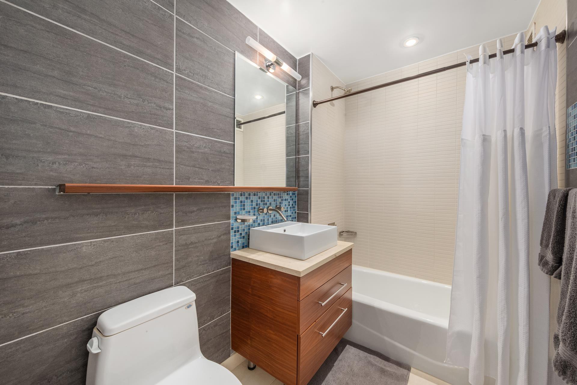 225 West 60th Street, Unit 14F Manhattan, NY 10023 - Photo 8 of 10