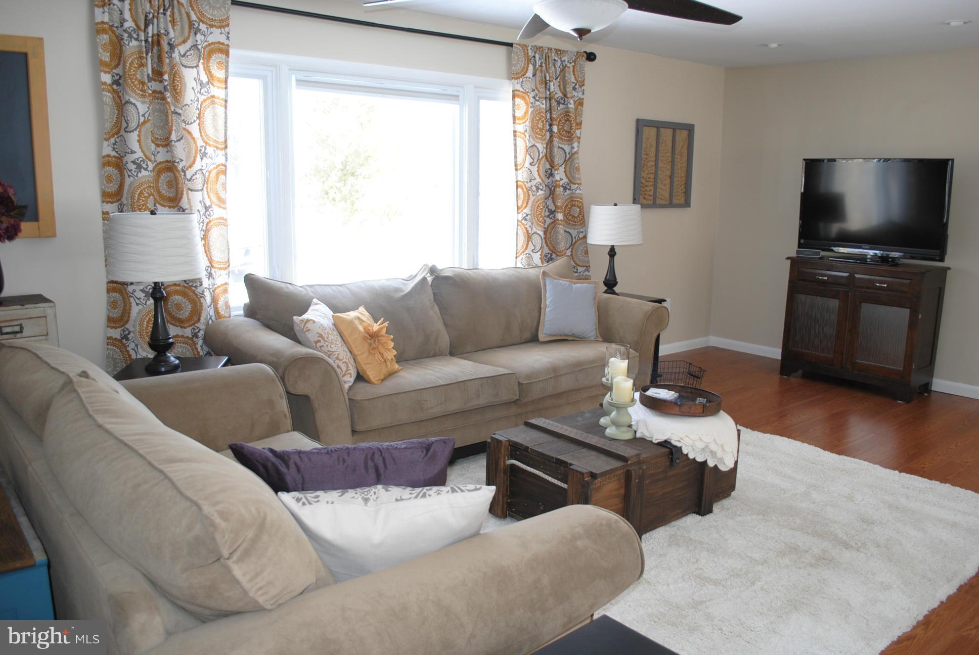 26411 Fielding Road Hollywood, MD 20636 - Photo 9 of 27 Living Room