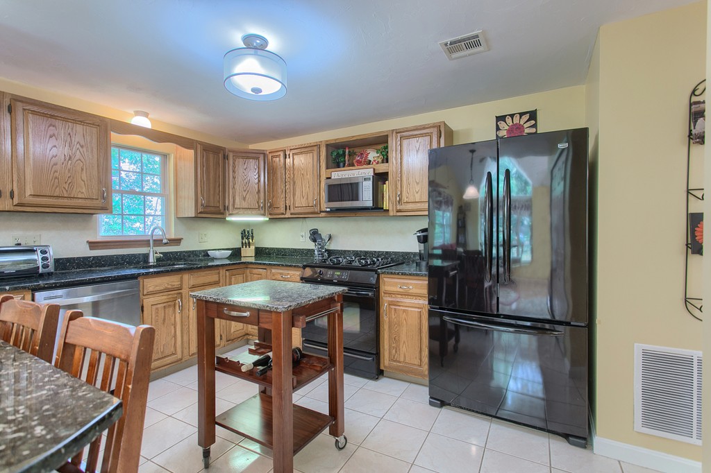 401 Ridgefield Circle, Unit D Clinton, MA 01510 - Photo 4 of 30 Gallery Image 4