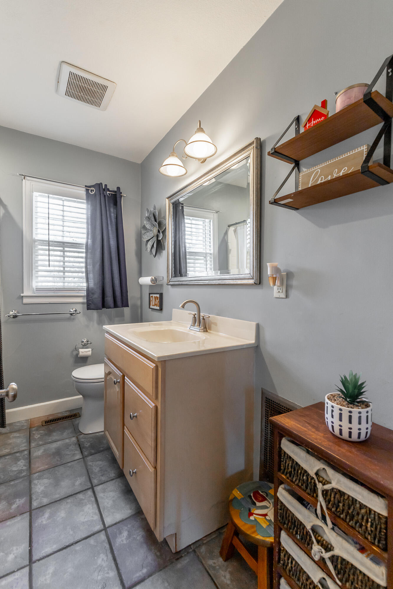 1603 Castleberry Avenue East Ridge, TN 37412 - Photo 20 of 28 Guest Bathroom