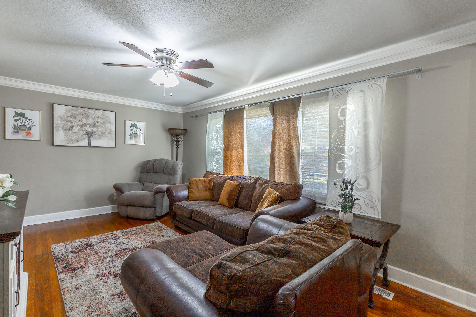 1603 Castleberry Avenue East Ridge, TN 37412 - Photo 9 of 28 Living Room