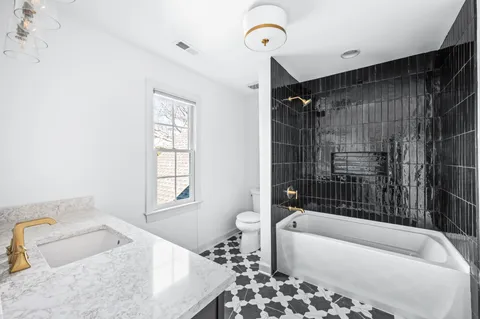 a view of yard with green space and trees