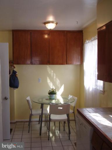 6225 Rockhurst Road Bethesda, MD 20817 - Photo 3 of 11 TABLE SPACE KITCHEN