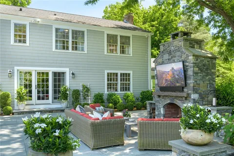 $2,250,000 | 9 Stone Tower Lane, Barrington, RI 02806