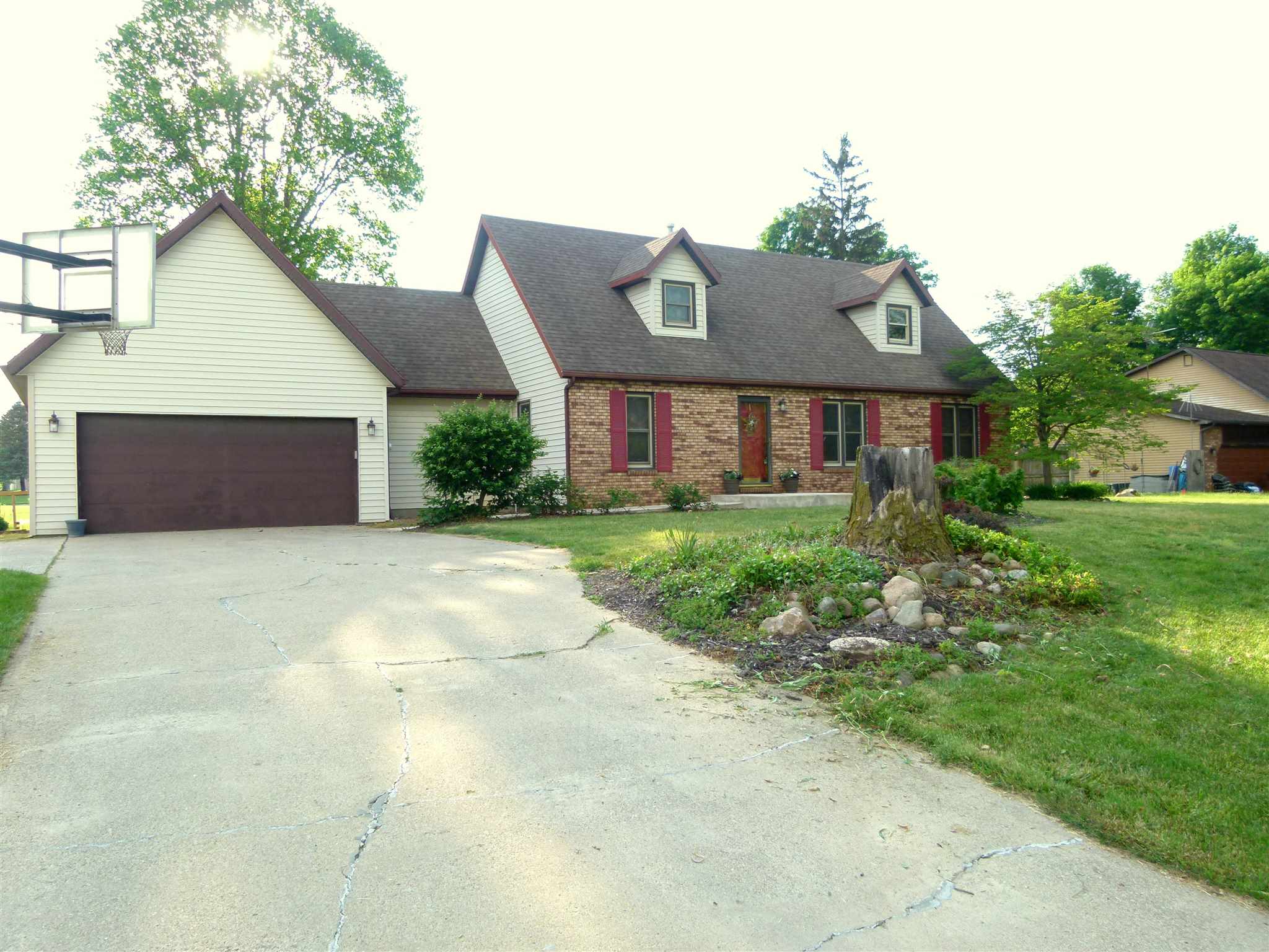 2075 Maple Run Warsaw, IN 46580 - Photo 2 of 36 Gallery Image 2