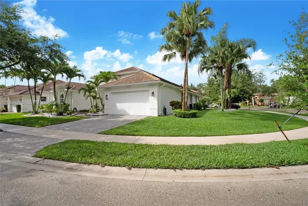 $1,195,000 | 3085 Lakewood Circle, Weston, FL 33332
