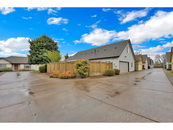 $685,000 | 3335 Lake Glenn Drive, Eugene, OR 97408