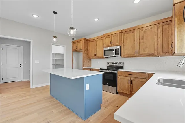 $499,950 | 708 Glenn Circle, Raymore, MO 64083