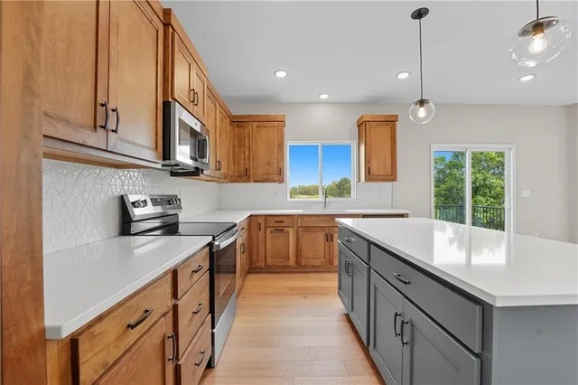 $499,950 | 708 Glenn Circle, Raymore, MO 64083