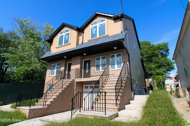 $872,500 | 85 Perry Avenue | Westerleigh