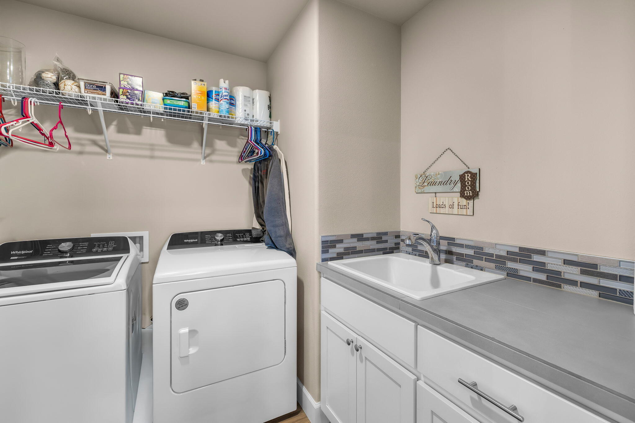 1132 Northwest Golf Course Drive Madras, OR 97741 - Photo 22 of 36 a utility room with dryer and washer