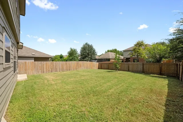a view of a backyard