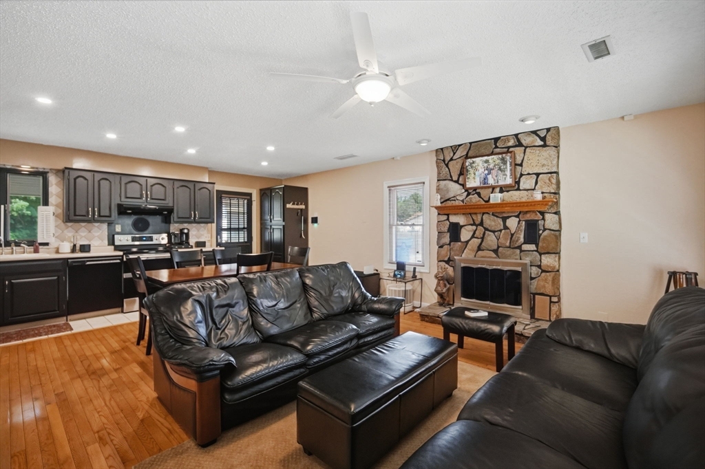 958 Parker Street Springfield, MA 01129 - Photo 4 of 34
