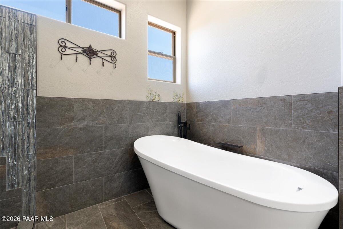 195 Juniper Ridge Drive Prescott, AZ 86301 - Photo 13 of 41 Primary Bathroom Tub