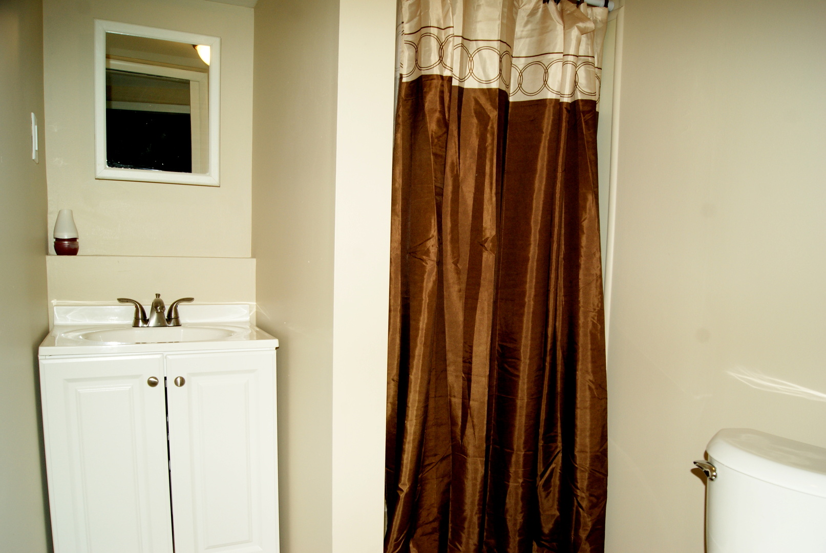 264 Circlegate Road New Lenox, IL 60451 - Photo 20 of 28 a bathroom with a sink and mirror