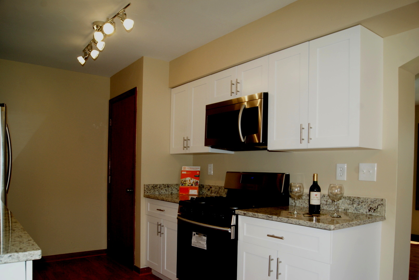 264 Circlegate Road New Lenox, IL 60451 - Photo 8 of 28 a kitchen with a sink and cabinets