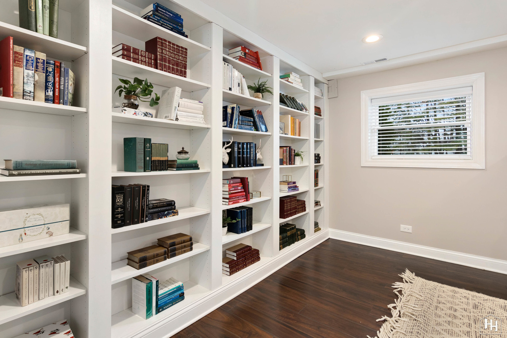 7N298 Longridge Road St. Charles, IL 60175 - Photo 21 of 38 a view of room with shelf and book shelf