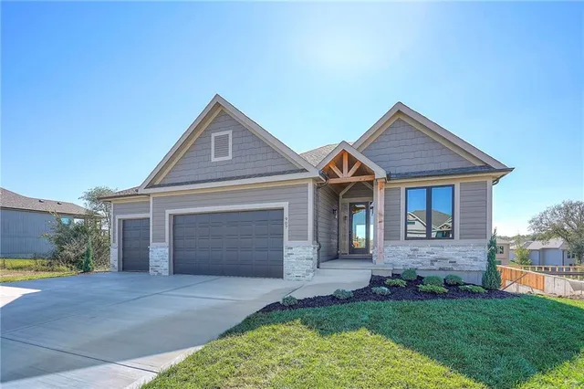 $659,900 | 907 Savannah Lane, Greenwood, MO 64034